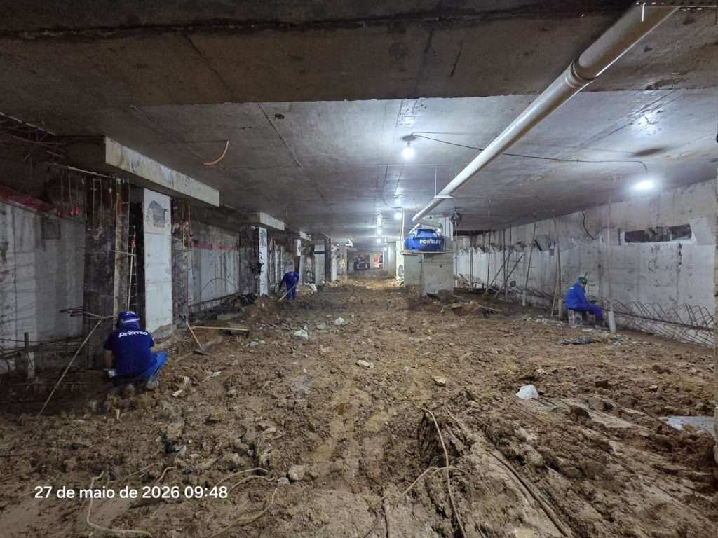 Acerto fino do piso da laje do subsolo